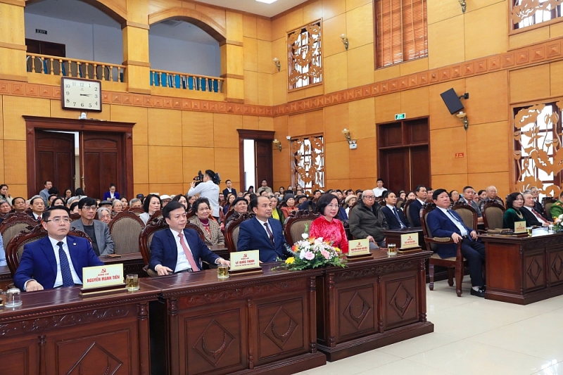 Đồng chí Bùi Huyền Mai trao tặng Huy hiệu Đảng tại Tây Hồ