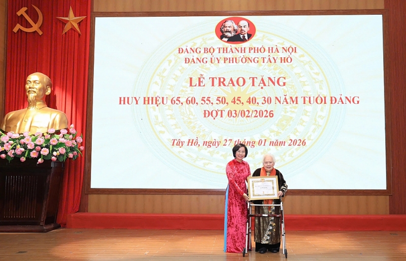 Đồng chí Bùi Huyền Mai trao tặng Huy hiệu Đảng tại Tây Hồ