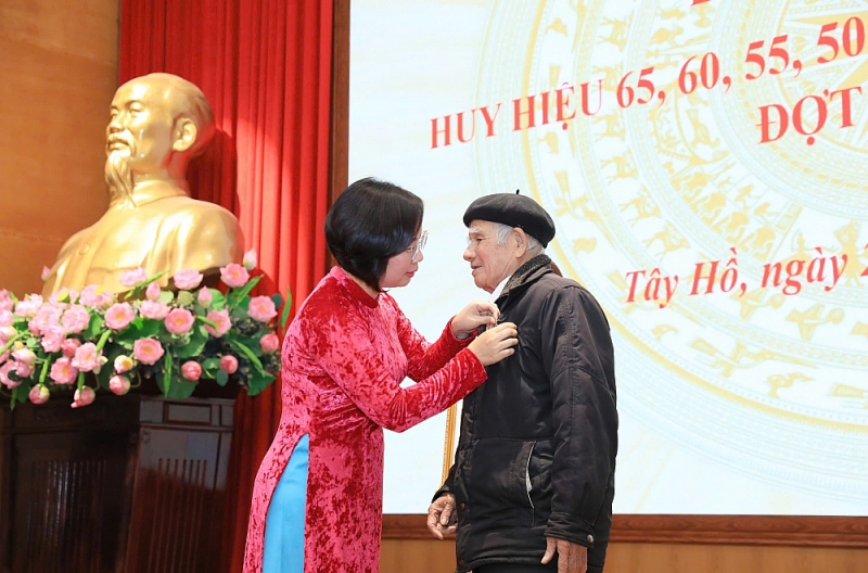 Đồng chí Bùi Huyền Mai trao tặng Huy hiệu Đảng tại Tây Hồ