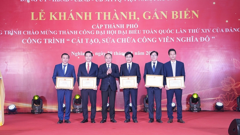 Gắn biển Dự án cải tạo, sửa chữa Công viên Nghĩa Đô Gắn biển Dự án cải tạo, sửa chữa Công viên Nghĩa Đô