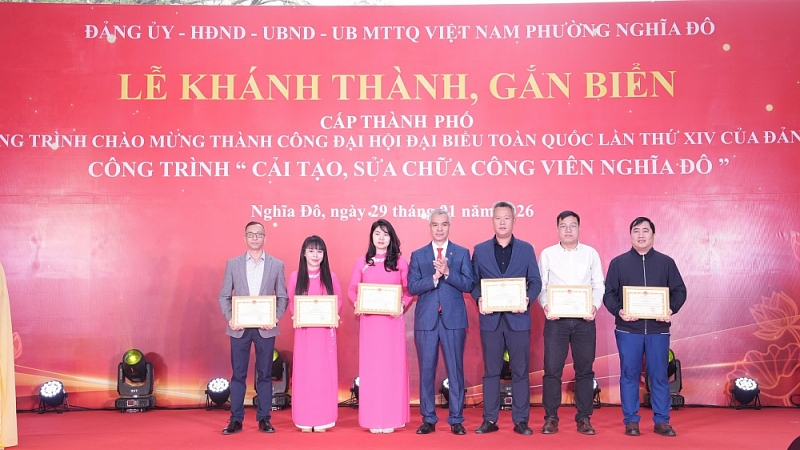 Gắn biển Dự án cải tạo, sửa chữa Công viên Nghĩa Đô Gắn biển Dự án cải tạo, sửa chữa Công viên Nghĩa Đô