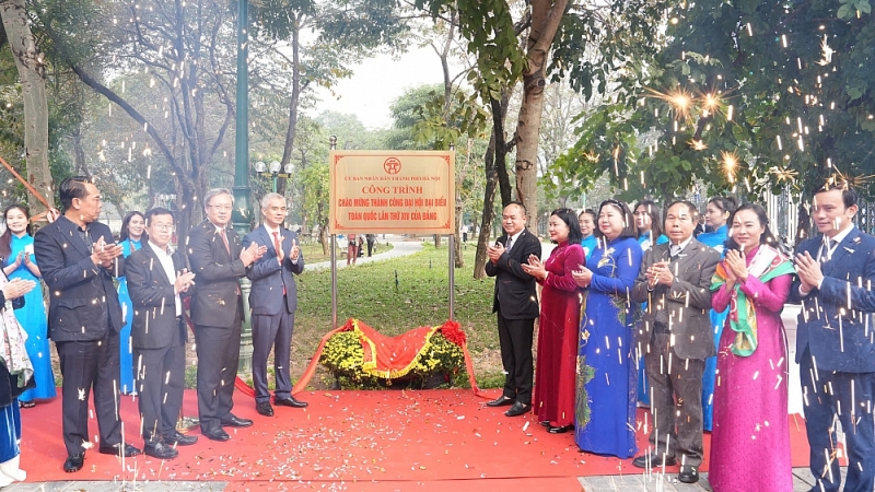 Gắn biển Dự án cải tạo, sửa chữa Công viên Nghĩa Đô Gắn biển Dự án cải tạo, sửa chữa Công viên Nghĩa Đô