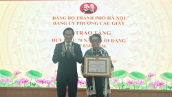 Huy hiệu Đảng là phần thưởng cao quý, là niềm tự hào chung của phường Cầu Giấy