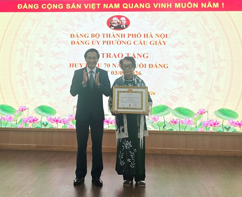 đồng chí Phạm Ngọc Anh - Phó Bí thư Thường trực Đảng ủy phường Cầu Giấy trao Huy hiệu Đảng tại hội nghị đồng chí Phạm Ngọc Anh - Phó Bí thư Thường trực Đảng ủy phường Cầu Giấy trao Huy hiệu Đảng tại hội nghị