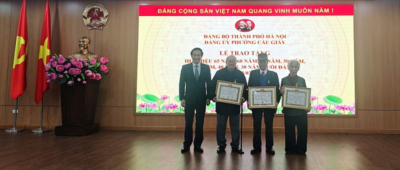 Đợt này phường Cầu Giấy có đảng viên được trao tặng Huy hiệu Đảng Đợt này phường Cầu Giấy có đảng viên được trao tặng Huy hiệu Đảng