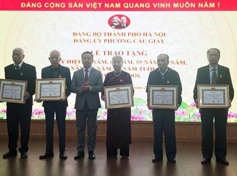 Các đảng viên tự hào vì được trao tặng Huy hiệu đúng dịp 3/2 Các đảng viên tự hào vì được trao tặng Huy hiệu đúng dịp 3/2