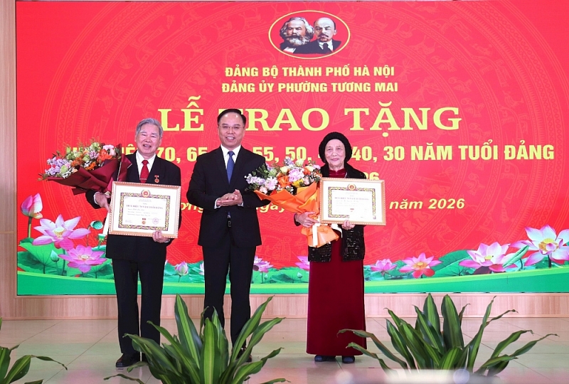 Bí thư Đảng ủy, Chủ tịch HĐND phường Tương Mai Võ Xuân Trọng trao Huy hiệu 70 năm tuổi Đảng tặng các đảng viên lão thành. Ảnh: Hiền Thu Bí thư Đảng ủy, Chủ tịch HĐND phường Tương Mai Võ Xuân Trọng trao Huy hiệu 70 năm tuổi Đảng tặng các đảng viên lão thành. Ảnh: Hiền Thu