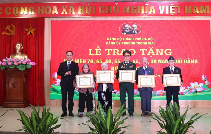 Bí thư Đảng ủy, Chủ tịch HĐND phường Tương Mai Võ Xuân Trọng trao Huy hiệu 65 năm tuổi Đảng tặng các đảng viên. Ảnh: Hiền Thu Bí thư Đảng ủy, Chủ tịch HĐND phường Tương Mai Võ Xuân Trọng trao Huy hiệu 65 năm tuổi Đảng tặng các đảng viên. Ảnh: Hiền Thu