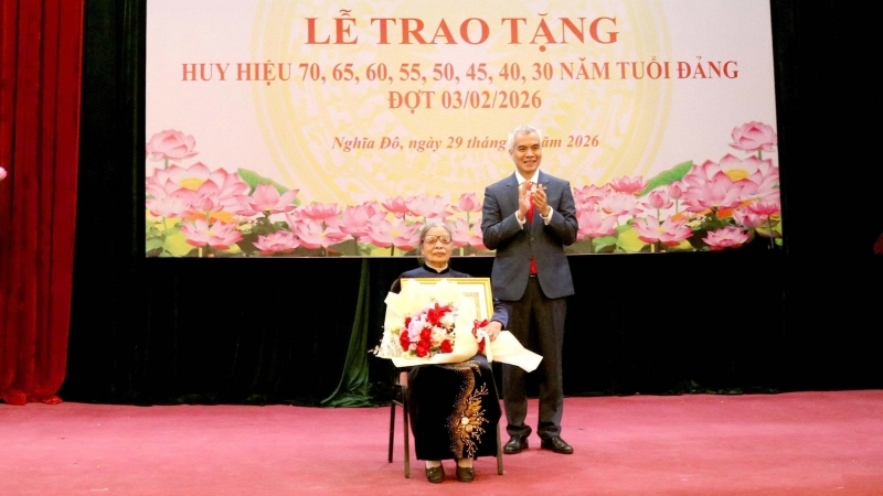 220 đảng viên phường Nghĩa Đô được trao Huy hiệu Đảng