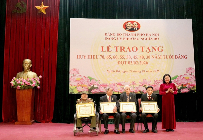 đồng chí Nguyễn Thị Thanh - Phó Bí thư Thường trực Đảng ủy phường Nghĩa Đô trao Huy hiệu Đảng cho Đảng viên lão thành đồng chí Nguyễn Thị Thanh - Phó Bí thư Thường trực Đảng ủy phường Nghĩa Đô trao Huy hiệu Đảng cho Đảng viên lão thành