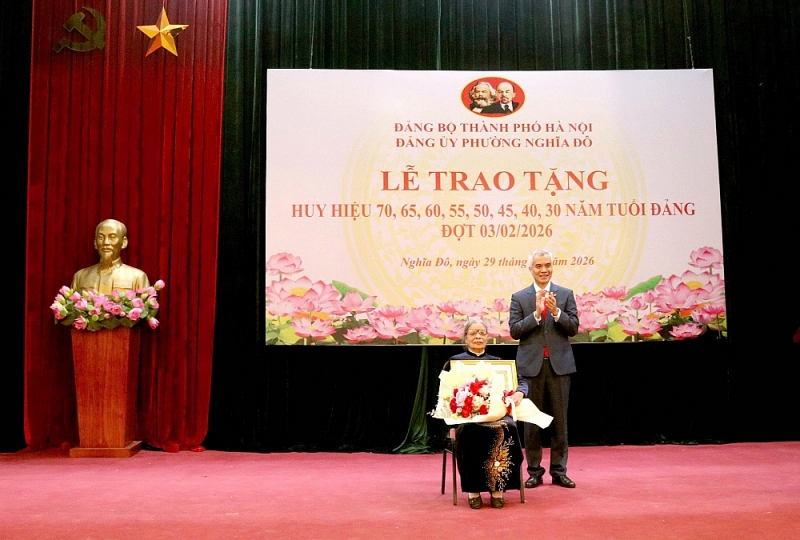 220 đảng viên phường Nghĩa Đô được trao Huy hiệu Đảng 220 đảng viên phường Nghĩa Đô được trao Huy hiệu Đảng