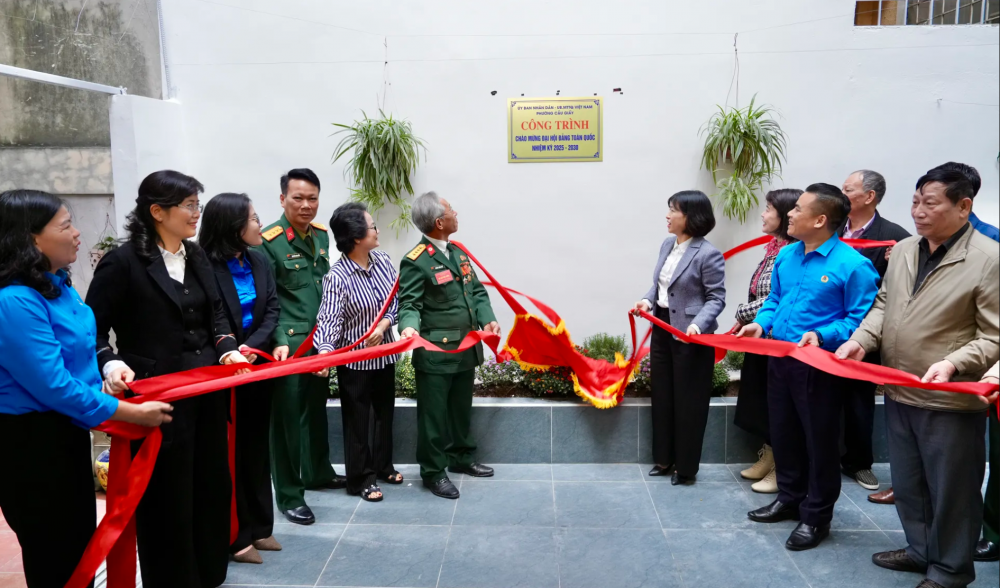 Nghi thức khánh thành và bàn giao nhà ở cho gia đình ông Hoàng Xuân Quế - thương binh hạng 4/4. Nghi thức khánh thành và bàn giao nhà ở cho gia đình ông Hoàng Xuân Quế - thương binh hạng 4/4.