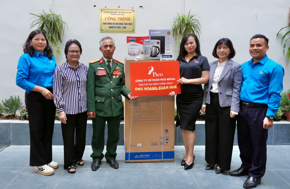 Nhiều phần quà được trao tặng gia đình cho gia đình ông Hoàng Xuân Quế. Nhiều phần quà được trao tặng gia đình cho gia đình ông Hoàng Xuân Quế.