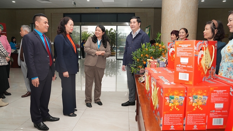 Lãnh đạo phường Cầu Giấy thăm các gian hàng tết Lãnh đạo phường Cầu Giấy thăm các gian hàng tết