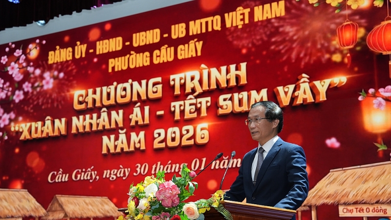 Phó Bí thư Thường trực Đảng uỷ phường Cầu Giấy Phạm Ngọc Anh phát biểu tại buổi lễ. Phó Bí thư Thường trực Đảng uỷ phường Cầu Giấy Phạm Ngọc Anh phát biểu tại buổi lễ.