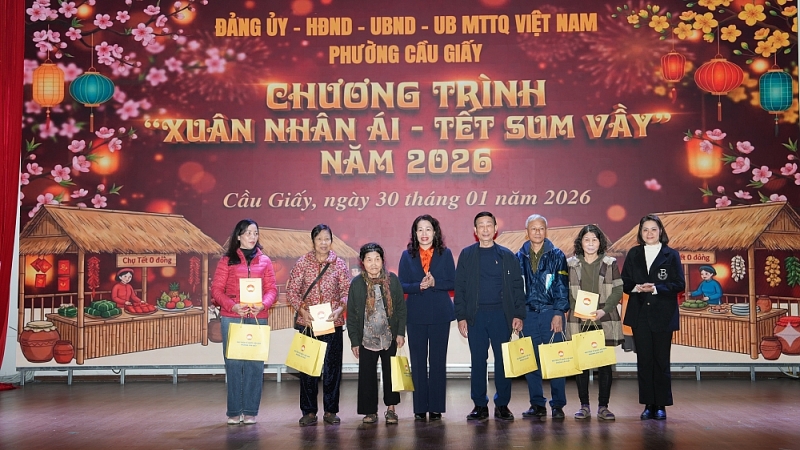 Lãnh đạo phường Cầu Giấy và TP Hà Nội trao quà cho các hộ gia đình có hoàn cảnh khó khăn trên địa bàn phường Cầu Giấy. Lãnh đạo phường Cầu Giấy và TP Hà Nội trao quà cho các hộ gia đình có hoàn cảnh khó khăn trên địa bàn phường Cầu Giấy.