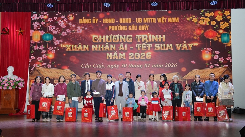 Lãnh đạo phường Cầu Giấy trao giấy chứng nhận cảm ơn các doanh nghiệp tham gia hỗ trợ chương trình. Lãnh đạo phường Cầu Giấy trao giấy chứng nhận cảm ơn các doanh nghiệp tham gia hỗ trợ chương trình.