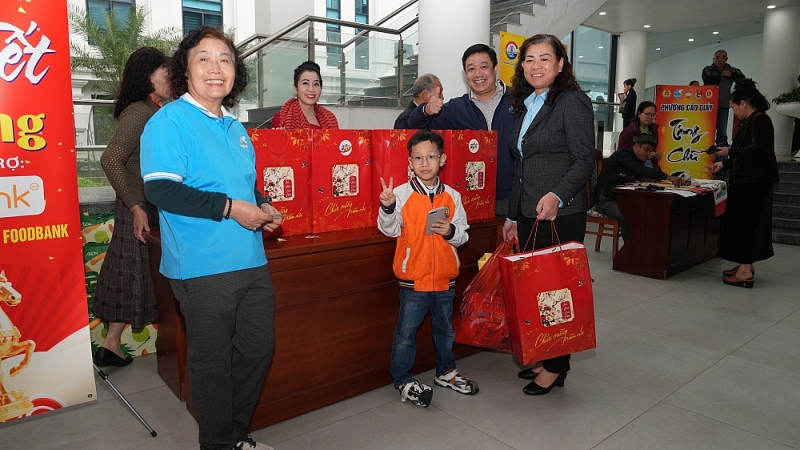 Các phần quà Tết được trao đến tay các gia đình. Các phần quà Tết được trao đến tay các gia đình.