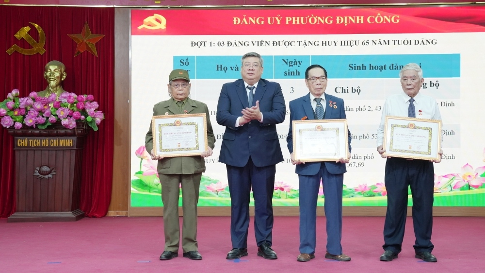 Phường Định Công: Trao tặng Huy hiệu Đảng cho 103 đảng viên