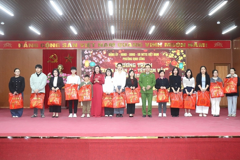 “Chung tay vì người nghèo - không để ai bị bỏ lại phía sau” “Chung tay vì người nghèo - không để ai bị bỏ lại phía sau”