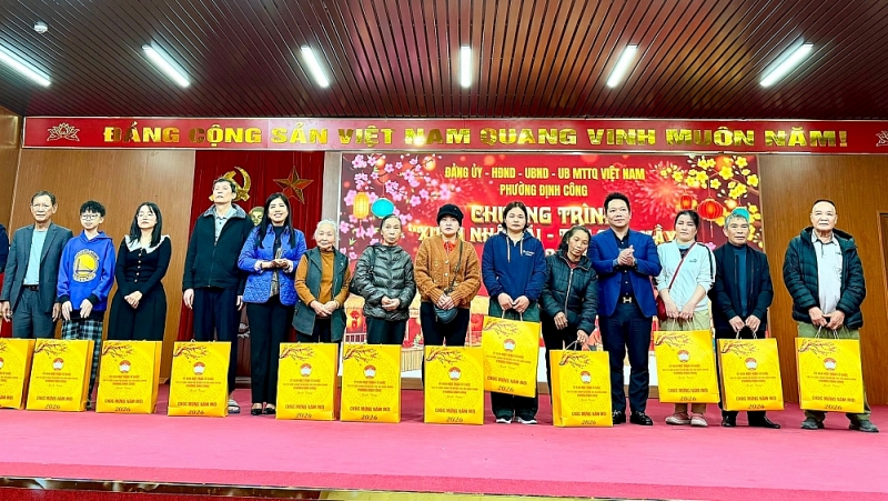 “Chung tay vì người nghèo - không để ai bị bỏ lại phía sau” “Chung tay vì người nghèo - không để ai bị bỏ lại phía sau”