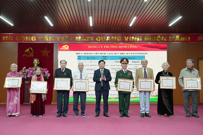 Tấm Huy hiệu Đảng làm cho hình ảnh của Đảng ta đẹp hơn Tấm Huy hiệu Đảng làm cho hình ảnh của Đảng ta đẹp hơn