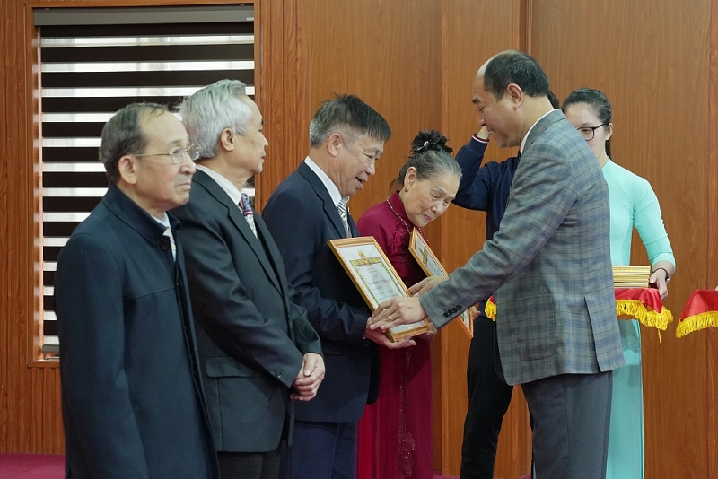 Tấm Huy hiệu Đảng làm cho hình ảnh của Đảng ta đẹp hơn Tấm Huy hiệu Đảng làm cho hình ảnh của Đảng ta đẹp hơn