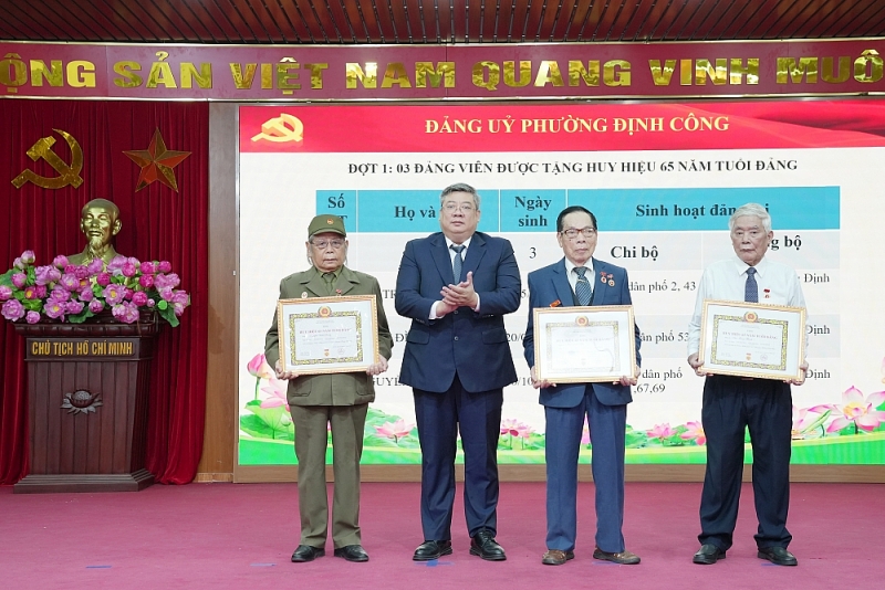 Tấm Huy hiệu Đảng làm cho hình ảnh của Đảng ta đẹp hơn Tấm Huy hiệu Đảng làm cho hình ảnh của Đảng ta đẹp hơn