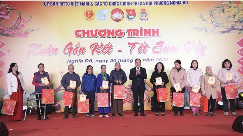 Trung tướng Nguyễn Thanh Tùng, Ủy viên Ban Thường vụ Thành ủy, Giám đốc Công an thành phố Hà Nội tặng quà các gia đình có hoàn cảnh khó khăn trên địa bàn phường Nghĩa Đô. Ảnh: PV Trung tướng Nguyễn Thanh Tùng, Ủy viên Ban Thường vụ Thành ủy, Giám đốc Công an thành phố Hà Nội tặng quà các gia đình có hoàn cảnh khó khăn trên địa bàn phường Nghĩa Đô. Ảnh: PV