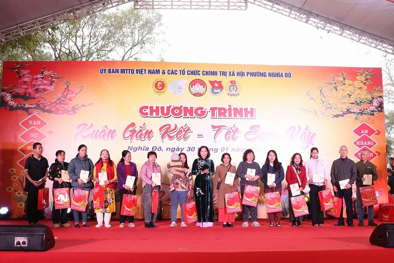 Lãnh đạo Ủy ban MTTQ Việt Nam thành phố Hà Nội tặng quà Tết các hộ dân có hoàn cảnh khó khăn phường Nghĩa Đô. Ảnh: PV Lãnh đạo Ủy ban MTTQ Việt Nam thành phố Hà Nội tặng quà Tết các hộ dân có hoàn cảnh khó khăn phường Nghĩa Đô. Ảnh: PV