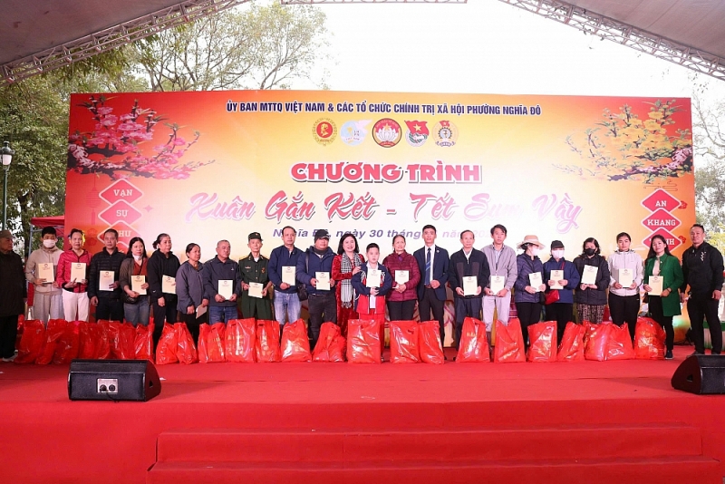 Nghĩa Đô trao 272 suất quà Tết, lan tỏa “Xuân gắn kết - Tết sum vầy” 2026