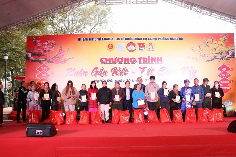 Lãnh đạo phường Nghĩa Đô trao quà Tết các em nhỏ có hoàn cảnh khó khăn trên địa bàn phường. Ảnh: PV