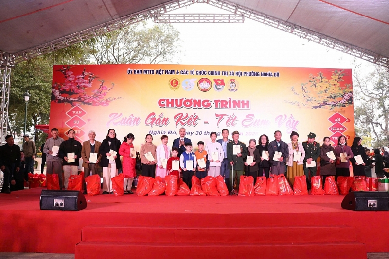 Lãnh đạo phường Nghĩa Đô trao quà Tết các em nhỏ có hoàn cảnh khó khăn trên địa bàn phường. Ảnh: PV Lãnh đạo phường Nghĩa Đô trao quà Tết các em nhỏ có hoàn cảnh khó khăn trên địa bàn phường. Ảnh: PV