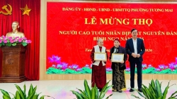 phuong tuong mai ha noi to chuc mung tho cho nguoi cao tuoi
