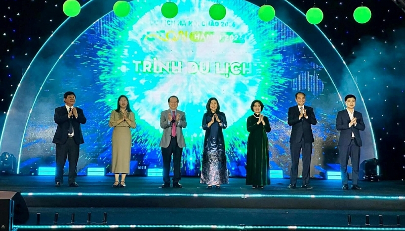 Các đại biểu nhấn nút khai mạc chương trình “Du lịch Hà Nội chào 2026 – Get on Hanoi 2026”.