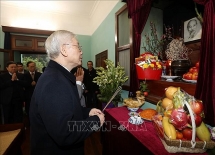 Tổng Bí thư, Chủ tịch nước Nguyễn Phú Trọng dâng hương tưởng niệm Chủ tịch Hồ Chí Minh tại Nhà 67