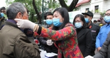 MTTQ Việt Nam TP Hà Nội hỗ trợ khẩu trang, nước rửa tay diệt khuẩn cho các hộ nghèo