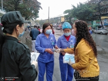 {Chùm ảnh} Thêm 15.000 khẩu trang phát miễn phí đến tay người dân