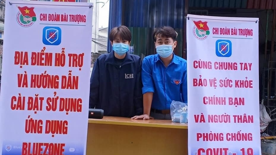 Bạn trẻ hướng dẫn người dân dùng Bluezone phòng, chống Covid-19