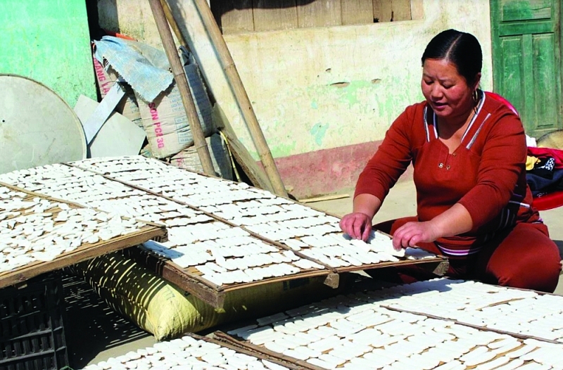 Người dân Tràng Định phơi bánh Pẻng khua