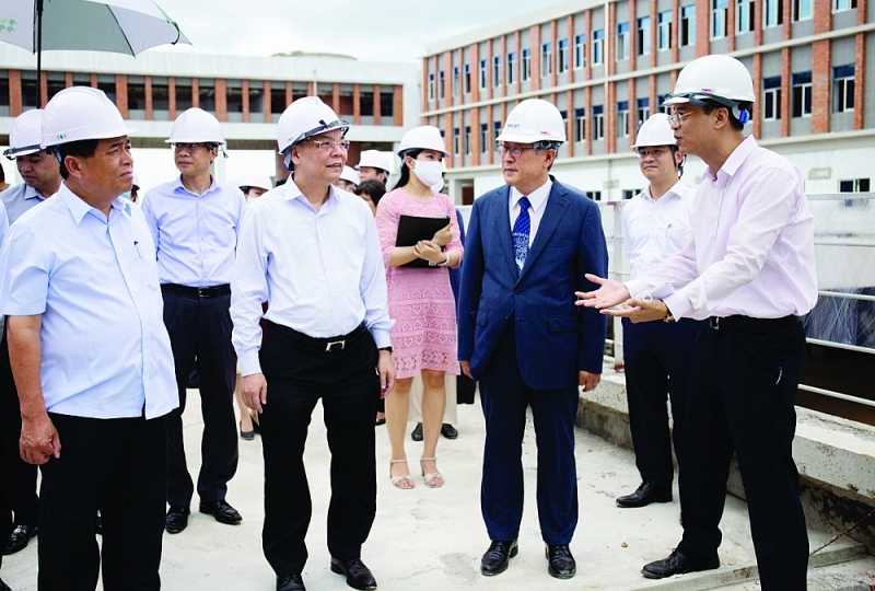 Chủ tịch UBND TP Hà Nội Chu Ngọc Anh và Bộ trưởng Bộ Kế hoạch và Đầu tư Nguyễn Chí Dũng đến thăm dự án VKIST tại Khu Công nghệ cao Hòa Lạc (Ảnh: Hoàng Nam)