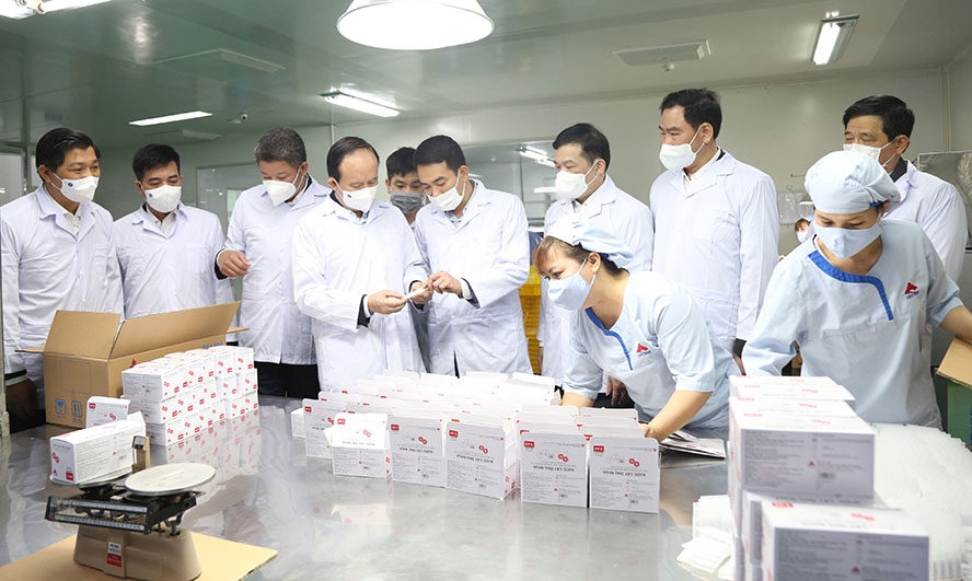 Phó Bí thư Thành ủy, Chủ tịch HĐND TP Hà Nội Nguyễn Ngọc Tuấn cùng đoàn công tác của TP thăm phân xưởng sản xuất Công ty CP Dược phẩm CPC1 Hà Nội