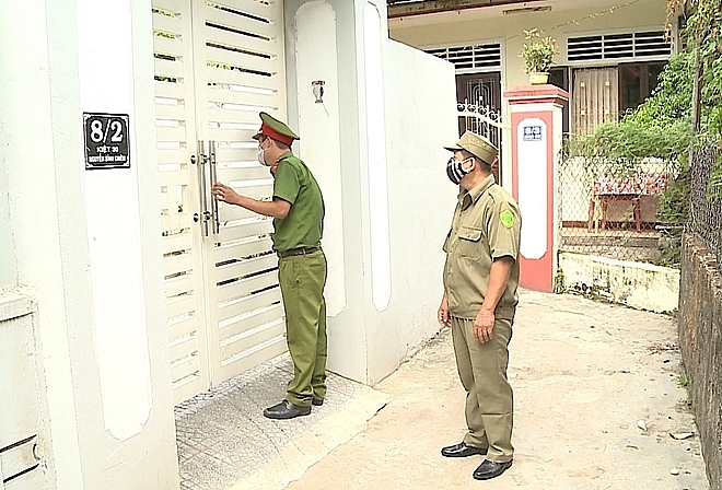 CBCS Công an phường Phú Hiệp, TP Huế và lực lượng bảo vệ dân phố đến từng nhà dân rà soát đối tượng liên quan đến BN nhiễm COVID-19.