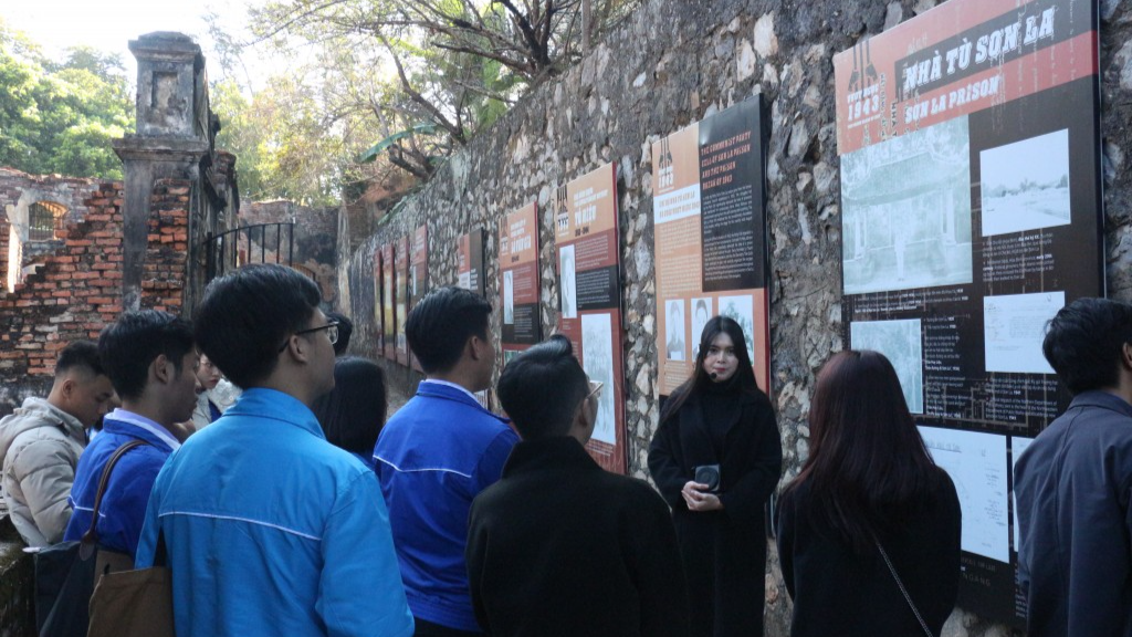 Tuổi trẻ Đại học Quốc gia Hà Nội tham quan và nghe giới thiệu về Nhà tù Sơn La