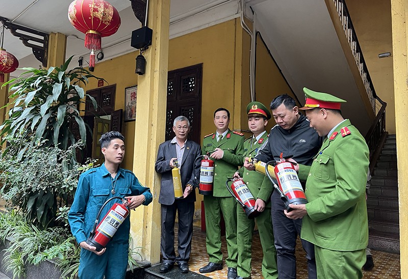 Đội Cảnh sát PCCC và CNCH Công an quận Hoàn Kiếm phối hợp với lực lượng chức năng phường Trần Hưng Đạo kiểm tra công tác phòng cháy tại chùa Quán Sứ