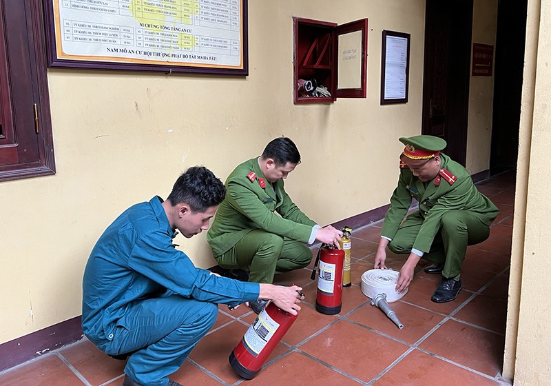 Lực lượng chức năng kiểm tra các phương tiện chữa cháy tại chỗ trong khuôn viên nhà chùa Quán Sứ
