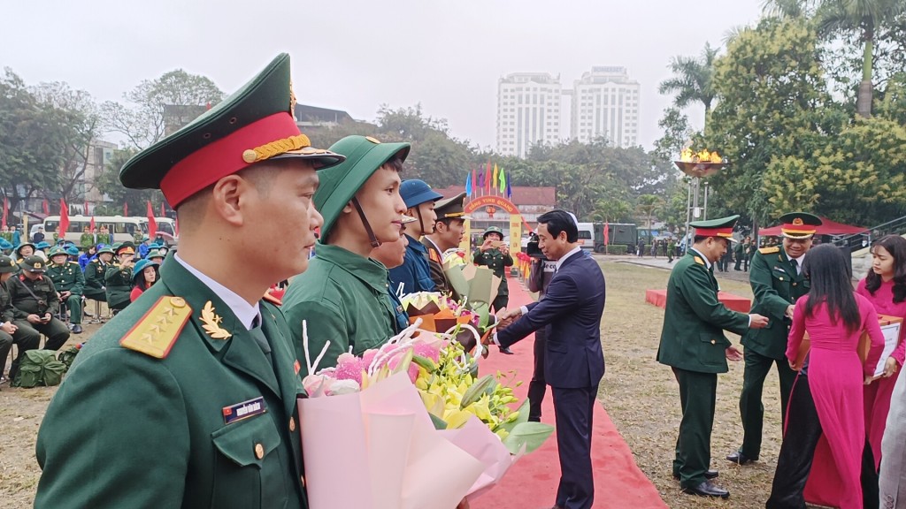 Chỉ huy các đơn vị nhận quân, đại diện tân binh nhận hoa của lãnh đạo quận Cầu Giấy