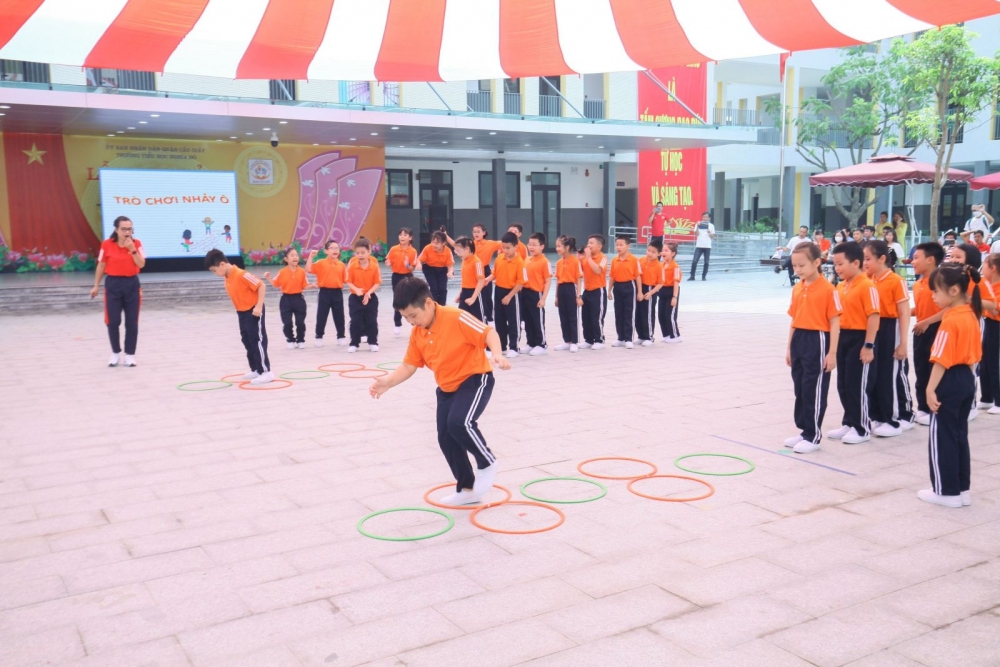 Học sinh Trường Tiểu học Nghĩa Đô được học tập giáo dục thể chất trong môi trường đạt chuẩn