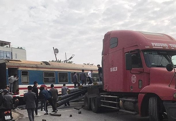 Hiện trường vụ tai nạn đường sắt trên quốc lộ 1 đoạn qua xã Văn Tự (Thường Tín, Hà Nội) giữa tàu khách SE5 và xe đầu kéo chở sắt ngày 28/1