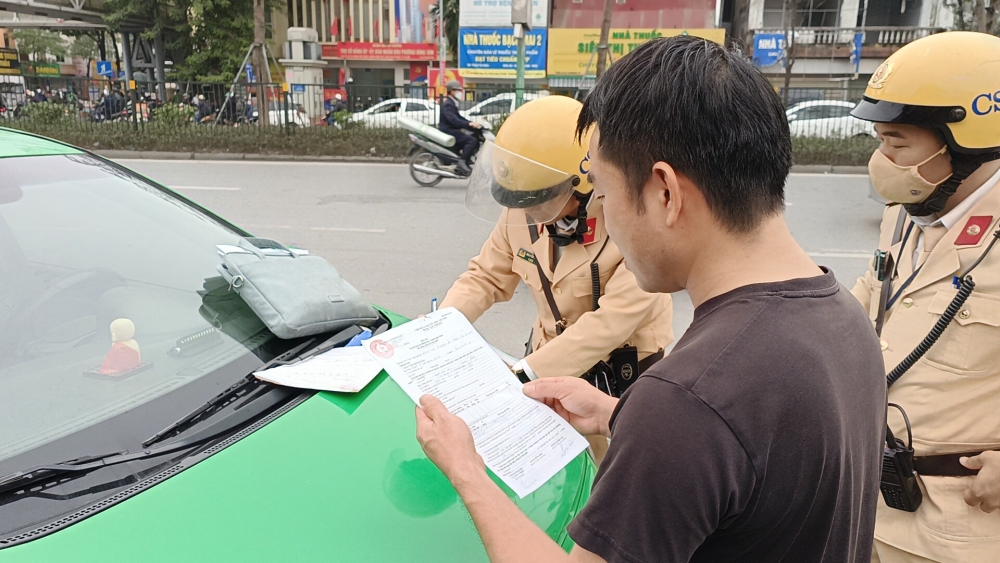 Trường hợp lái xe taxi bị lập biên bản vì lỗi dừng đỗ không úng nơi quy định